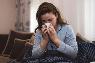 Nejčastější zimní nemoci přehledně: Takhle poznáte, co vás právě skolilo a jak je to vážné