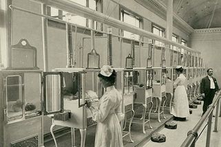 Miminka vystavoval jako pouťovou atrakci. Show „lékaře bez titulu“ zachránila šest tisíc dětí - Médium.cz