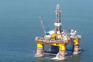 Dochází ropa i plyn? Svět spaluje násobně víc, než kolik nových ložisek objevuje