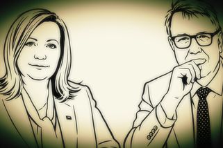 Schillerová s Juchelkou dál vysílají vládní teleshopping, jen místo hrnců prodávají ekonomickou iluzi. Ta se jim začíná rozpadat a publikum jim to dává ostře najevo