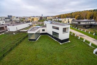 Moderní domy kolabují pod náporem počasí. Drahé technologie přestávají výkyvy zvládat