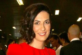 Módní proměna Pekarové Adamové: Elegantní drdol a odvážné růžové sandály