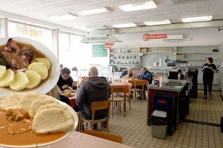 Na zdi tu visí Gustáv Husák. S kamerou jsme navštívili dokonalý retro bufet - Novinky