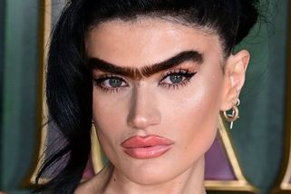 Slavná modelka má husté srostlé obočí. Nechutné, píší jí. Ona ale hejtry slušně odpálkovala - Super.cz