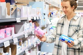 Poslala jsem partnera pro vložky. V drogerii kvůli tomu udělal scénu, popisuje Petra