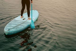 Vodák dostal pokutu za to, že splouval Vltavu na Šumavě na paddleboardu - Novinky