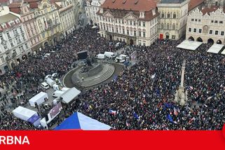 Demonstrace na podporu prezidenta zaplnila celé Staroměstské náměstí, policie musela omezit vstup