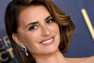 Penélope Cruz si dává denně lifting sérum a masíruje se kartáčem. I proto vypadá v 50 na 30 - Proženy.cz