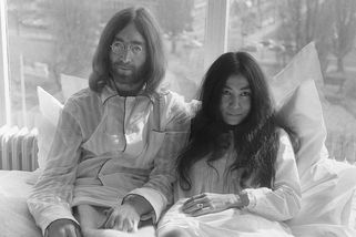 Dnes 93letá Yoko Ono Beatles nerozbila. Jen přilila olej do ohně - Médium.cz