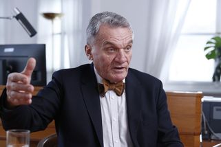 Primátora během útoku policie držela v rezidenci - Novinky