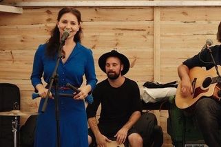 Hvězda Hlasu a její kamarádka si rozebraly dvojčata: Nepletou si dvě zpěvačky svoje kluky? | Super.cz