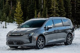 Rodinný Chrysler Pacifica je jedním z posledních žijících MPV. Prošel už druhým faceliftem - Garáž.cz