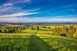Vyrazte na Kamenici za pomníkem i chaloupkou Karafiátových Broučků - Médium.cz