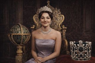 koktejl | Koruna ztěžklá diamanty či obří zlatý glóbus: Írán má v trezoru nevyčíslitelný poklad