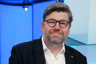 Jiří Pospíšil se stal otcem holčičky, kterou mu odnosila kamarádka. Dceři dal s partnerem krásné jméno – eXtra.cz