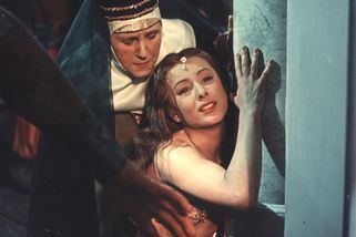 Kvůli pomluvám o těhotenství se starším kolegou se mladičká herečka zabila. Krásné Širín bylo teprve 20 - Super.cz