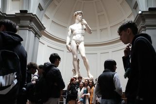 Socha Davida pohoršila nahotou. Reklama na pizzerii byla cenzurována - Novinky