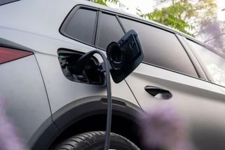 Majitele elektromobilů čekají horší časy. Brzy přijdou o důležité výhody