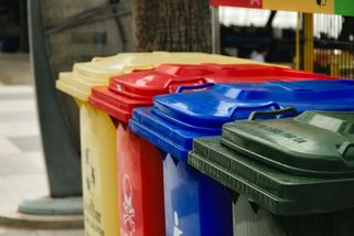 V ulicích přibývají nové červené kontejnery. Nenechte se zmást, mají striktně určené využití - EnergoZrouti.cz