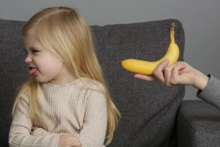 Dítě nechce jíst: Co dělat, když chce jíst jen sladkosti?