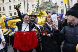 Obrazem: Demonstranti proti Zemanovi vynesli z Hradu rudé trenky - Seznam Zprávy