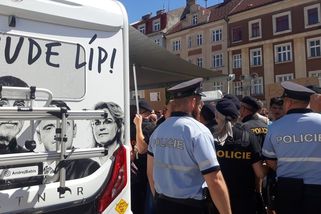 Policisté na Babišově mítinku zaklekli na autistického školáka - Novinky