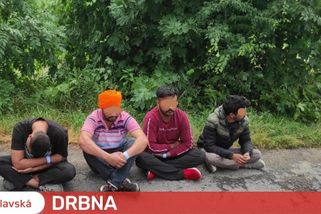 Od Štoků k D1 jde skupina mužů, jeden z nich má na hlavě turban, znělo v oznámení na tísňové lince