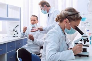 Výzkum, nebo děti? Premiantky z univerzit míří místo do vědy na mateřskou