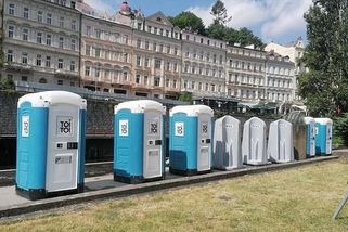 Festivalové prostranství u Thermalu zohyzdila řada kadibudek, lidé se vztekají