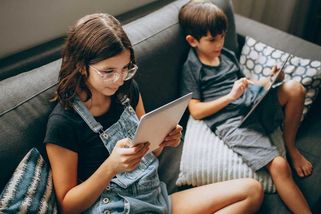 Poradna: Mám dvě děti a platím stejné daně jako bezdětný kolega