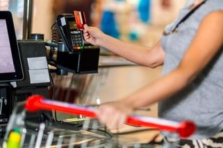 Zastavila vás samoobslužná pokladna kvůli váze? Řetězce vysvětlují, kde je limit 15 a kde 100 kg