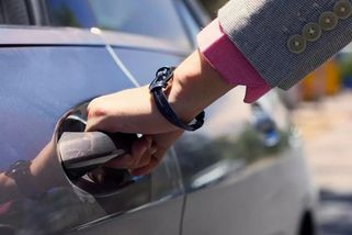 EU chce naučit řidiče otevírat dveře od auta pouze pravou rukou - Pravda24