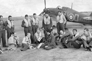 Jan Chalupa, český letec u RAF z Brna, zahynul první den výcviku. Padák se neotevřel - Médium.cz