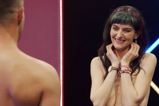 Kosmetička Kamila zírala na nádobíčko mužů v nahé seznamce. Pak se svlékla a odrovnala i moderátorku Moniku Timkovou