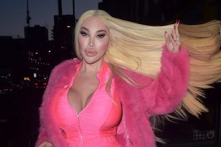 Silikonová Jessica Alves je v Česku: S plastikovými balóny v kožichu na Staromáku