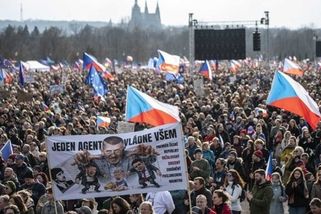 prahain.cz/politika/vazeni-starostove-takhle-fakt-ne-mlady-politik-se-oprel-do-stanu-kvuli-transparentu-na-letne-26742.html