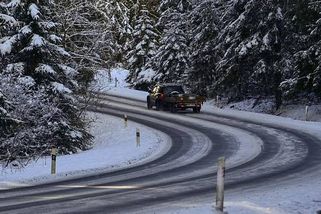 Sníh se ještě vrátí. Řidiči na letních pneumatikách riskují vysoké pokuty