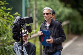 „Česká kinematografie má obrovský dluh vůči LGBT tématům,“ tvrdí režisér Roman Němec. Jeho novinka Jen tak mimochodem spojuje Grindr, rodičovství a střet dvou nekompatibilních světů