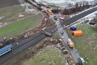 Uvázl jsem na kolejích a pak spadly závory, popsal řidič srážku s vlakem - Seznam Zprávy