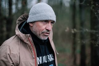 Křídlatku je lepší sežrat, než sežere ona nás, říká profesionální sběrač rostlin