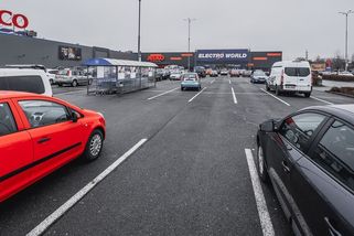 Jeden z největších nešvarů českých řidičů se zrovna teď projevuje naplno. Dejte si na něj pozor zvlášť na parkovištích - Garáž.cz