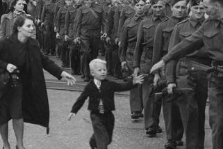 Počkej na mě, tatínku! Slavná fotka rozplakala celý svět. Malý chlapeček chtěl jít s tátou do války - Médium.cz