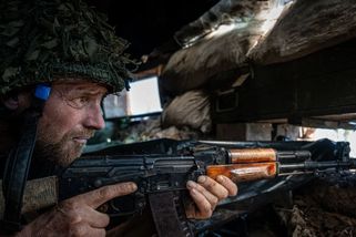 VIDEO: Chladnokrevná léčka Ukrajince. Před okupanty hrál divadlo, pak je postřílel