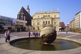 Investor Brůna: Bydlení rozděluje společnost. Proč je v Česku tak drahé? — HlídacíPes.org