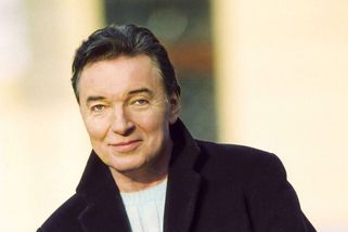 Karel Gott: Zlatý hlas komunistické totality a privilegovaný člen KSČ - Médium.cz