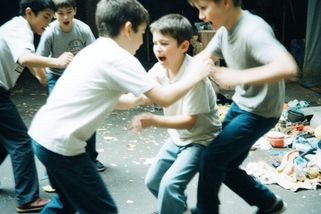 Tři mladí agresoři napadají školáky po Nymburce. Došlo i na kopance do obličeje