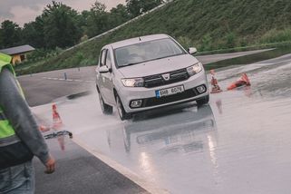 Říká se, že užší pneumatiky by měly být v zimě lepší. Podle odborníků ale víc záleží na jiném faktoru - Garáž.cz