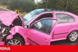 Řidička legendární růžové Octavie, co v pátek u Hosova bourala, hledá své zachránce