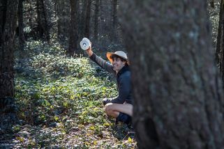 Jednou tam musíme všichni, vlastně vícekrát denně. Jak ale správně na toaletu v lese? - ČESKÉSTAVBY.cz