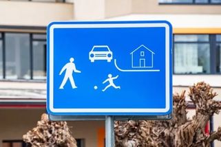 Někdy přednost zprava neplatí, i když není křižovatka označená. Řidiči na to zapomínají